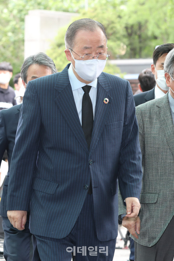 빈소로 향하는 반기문 위원장                                                                                                                                                                       