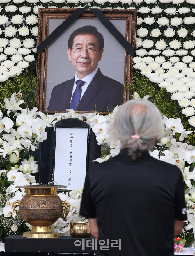 눈물·황망·분노 뒤섞인 박원순 분향소…시민들 조문행렬                                                                                                                                            