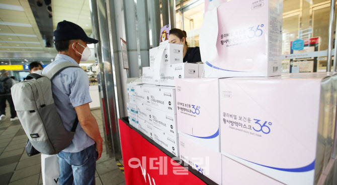 오늘부터 마스크 편하게 산다…약국,마트,편의점도 제한 없이 구매                                                                                                                                    