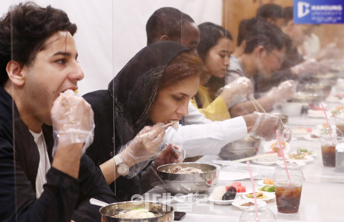 삼계탕 맛보는 외국인 유학생들                                                                                                                                                                     