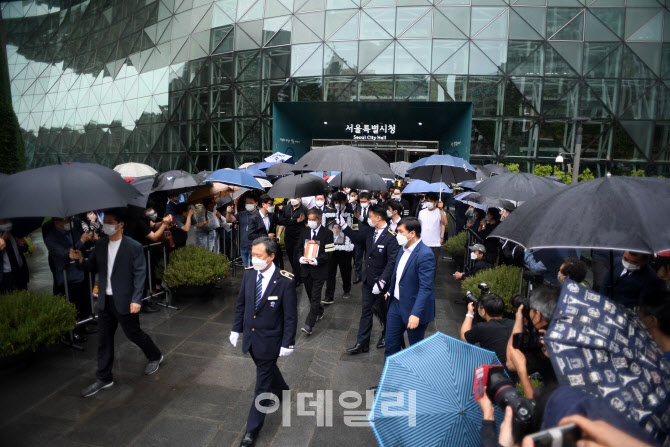 시청 나서는 고 박원순 영정과 위패                                                                                                                                                                 