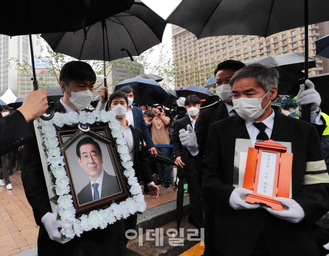 운구차로 향하는 고 박원순 영정과 위패                                                                                                                                                             