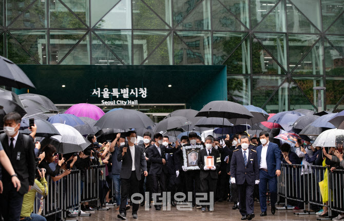 고인이 몸담은 서울특별시청 떠나는 운구행렬                                                                                                                                                        