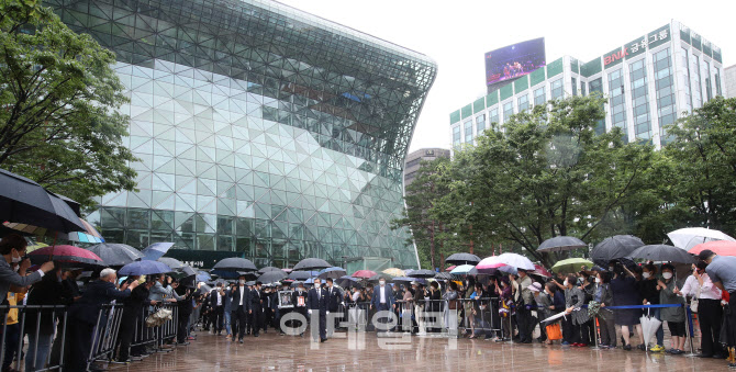 시청 떠나는 고 박원순 시장 운구행렬                                                                                                                                                               
