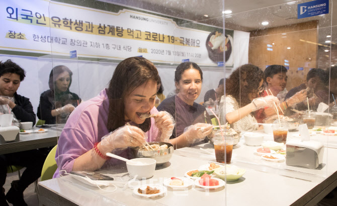입가에 웃음이 절로 나는 삼계탕 맛                                                                                                                                                                 