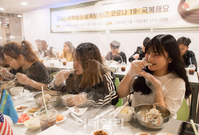 웃음이 절로 나는 삼계탕 맛                                                                                                                                                                        