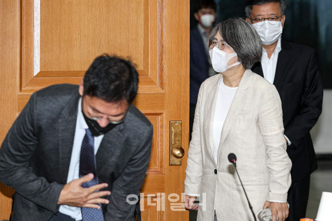 입장하는 김영란 대법원 양형위원회 위원장                                                                                                                                                          