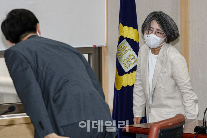 참석자들과 인사하며 입장하는 김영란 위원장                                                                                                                                                        