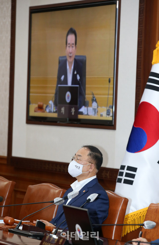 정세균 국무총리 모두발언 경청하는 홍남기 부총리                                                                                                                                                   