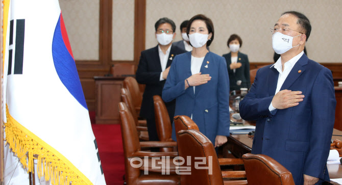 국기에 대한 경례하는 국무위원들                                                                                                                                                                   