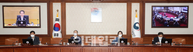 정세균 국무총리 모두발언 경청하는 국무위원들                                                                                                                                                      