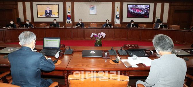 정세균 총리 모두발언 경청하는 국무위원들                                                                                                                                                          