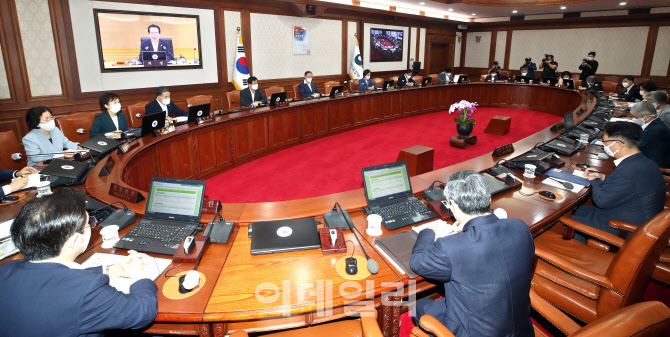 정세균 국무총리 발언 경청하는 국무위원들                                                                                                                                                          