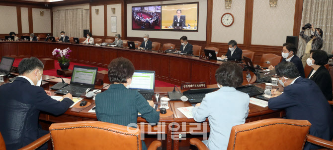 세종청사와 화상으로 진행되는 국무회의                                                                                                                                                             