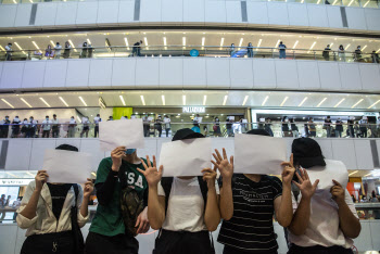 국보법 시행 반발…"홍콩시민 20만명, 5년 내 영국 이주할 듯"