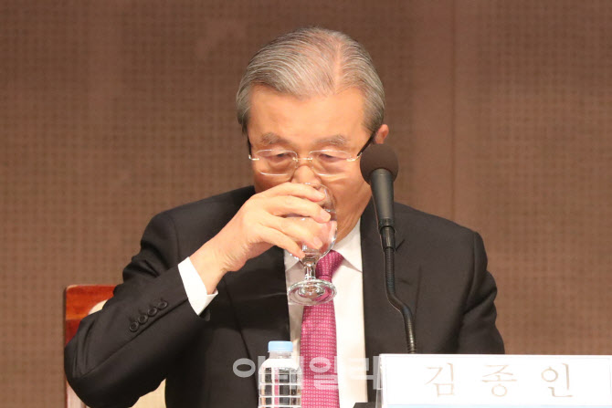 물 마시는 김종인 비대위원장                                                                                                                                                                       