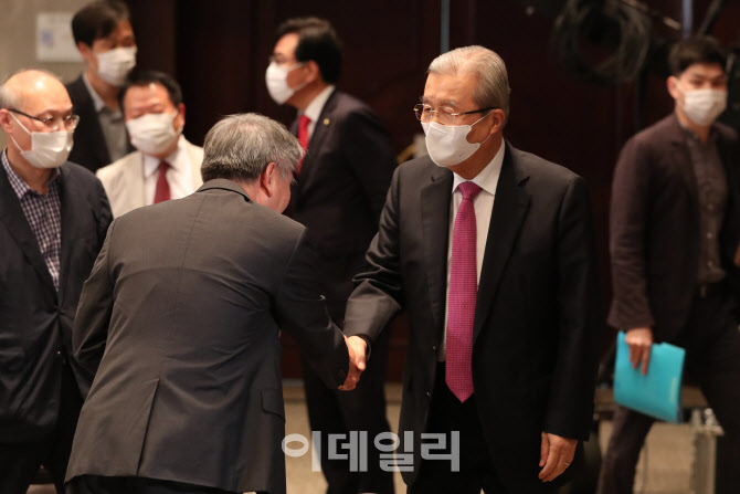 관계자들과 인사하는 김종인 비대위원장                                                                                                                                                             