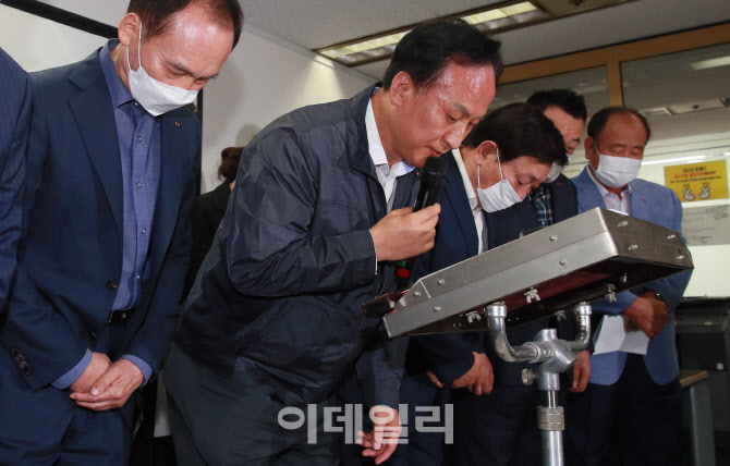 '춤판 워크숍', 허리숙여 사과하는 배동욱 회장                                                                                                                                            