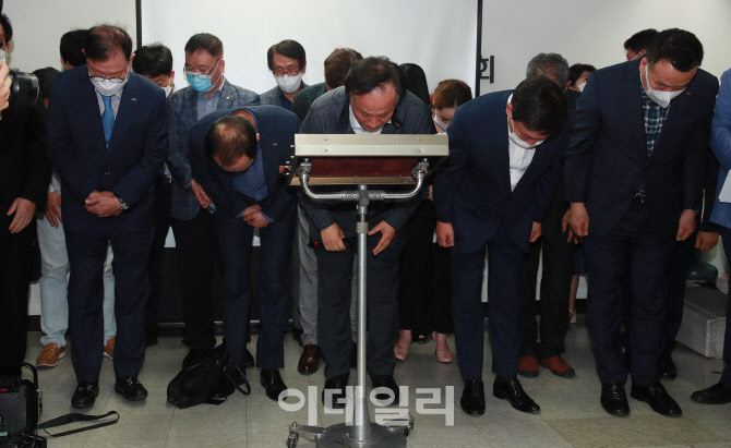 배동욱 회장, '춤판 워크숍' 논란 19일 만에 사과                                                                                                                                          