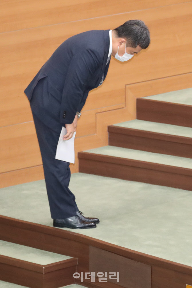 인사하는 서정협 시장 권한대행                                                                                                                                                                     