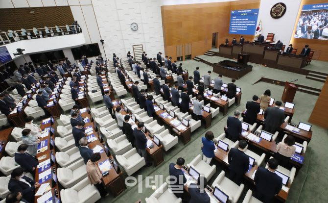 서울시의회, 故 박원순 전 시장을 추모하는 묵념                                                                                                                                                     