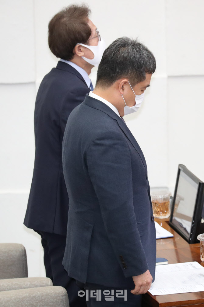 故 박원순 시장 추모 묵념하는 서정협 권한대행                                                                                                                                                      