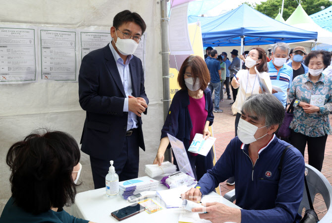  일자리박람회 찾은 오승록 노원구청장                                                                                                                                                              