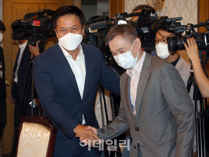 인사 나누는 박정호 SK텔레콤 대표-하현회 LG유플러스 부회장                                                                                                                                         