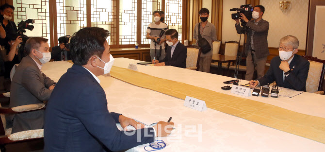 최기영 과학기술정보통신부 장관, 이동통신3사 CEO 만나                                                                                                                                              