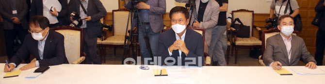 과기정통부 장관 발언 경청하는 통신3사 CEO들                                                                                                                                                       