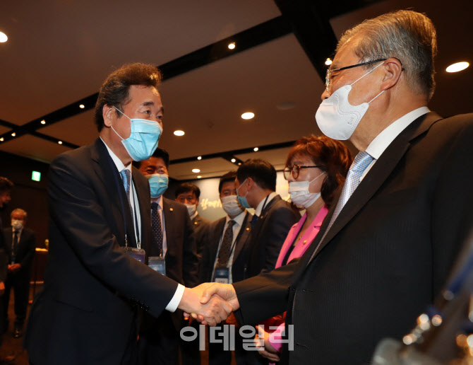 경총 창립 50주년 행사에서 인사 나누는 이낙연-김종인                                                                                                                                               