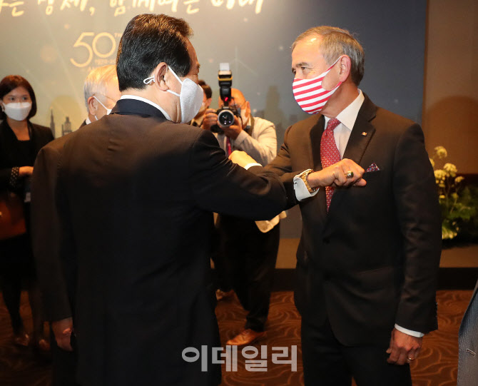 팔꿈치 인사 나누는 정세균 총리-해리 해리스 주한 미국대사                                                                                                                                          