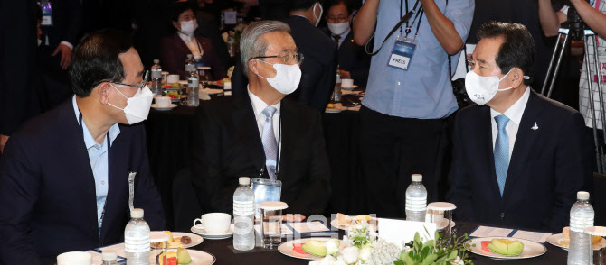 이야기 나누는 정세균 총리-김종인 비대위원장-주호영 원내대표                                                                                                                                       