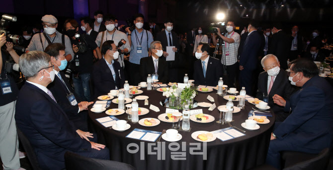 한자리에 모인 경영-노동-정치                                                                                                                                                                      