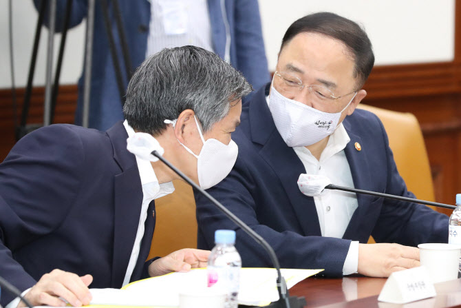 대화하는 홍남기 부총리-정경두 장관                                                                                                                                                                