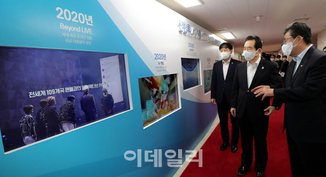 미디어 전시 지켜보는 정세균 총리                                                                                                                                                                  