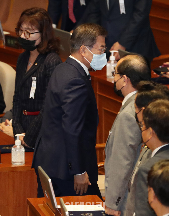 '본회의장 나서는 문재인 대통령'                                                                                                                                                         
