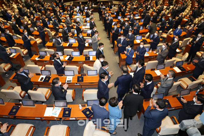 '박수 받는 문재인 대통령'                                                                                                                                                               