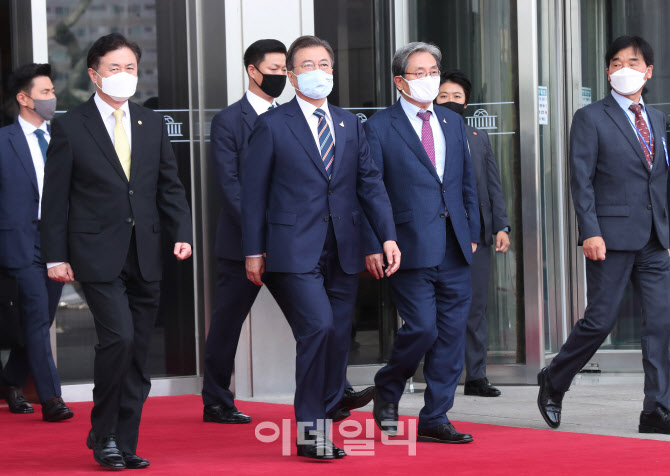 '국회 나서는 문재인 대통령'                                                                                                                                                             