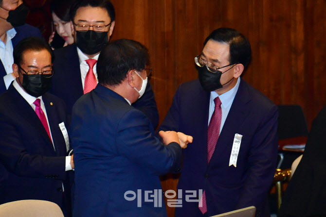 제21대 국회 개원, '인사 나누는 여야 원내대표'                                                                                                                                           