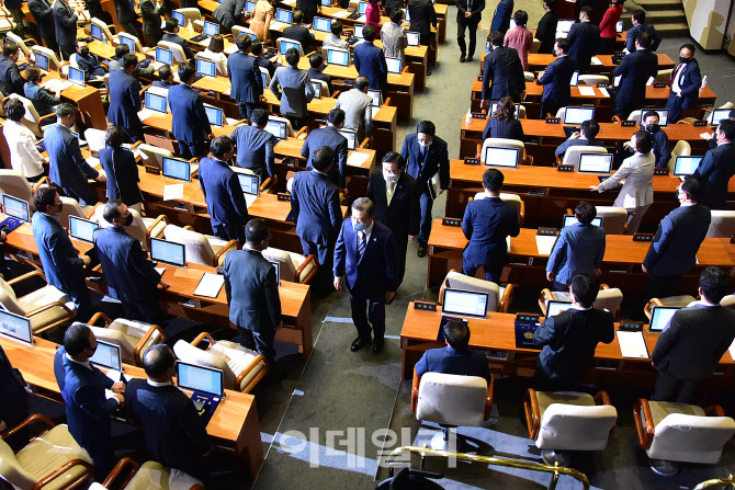 문재인 대통령, '통합당 의원들을 지나'                                                                                                                                                   