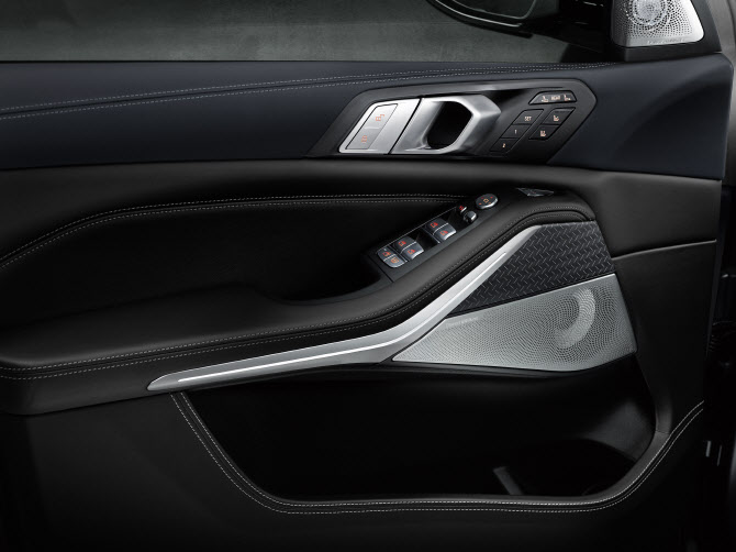 BMW 'X7 다크 쉐도우 에디션', 고급스러운 소재                                                                                                                                            
