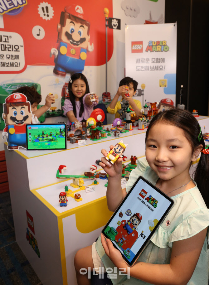  디지털 접목된 '레고 슈퍼 마리오'                                                                                                                                                       