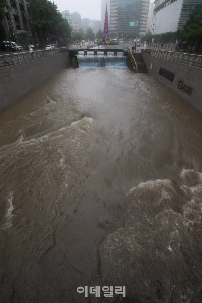 마지막 장마철, 물에 잠긴 청계천                                                                                                                                                                   