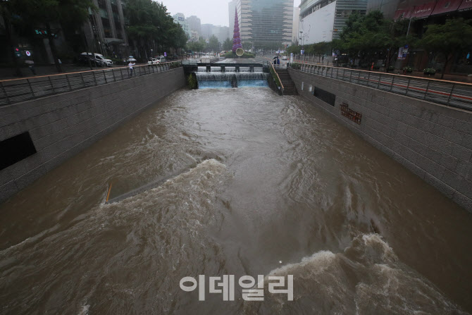 마지막 장마철, 출입통제된 청계천                                                                                                                                                                  