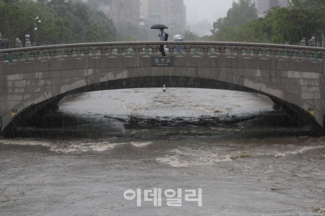쏟아지는 장맛비에 범람하는 청계천                                                                                                                                                                 