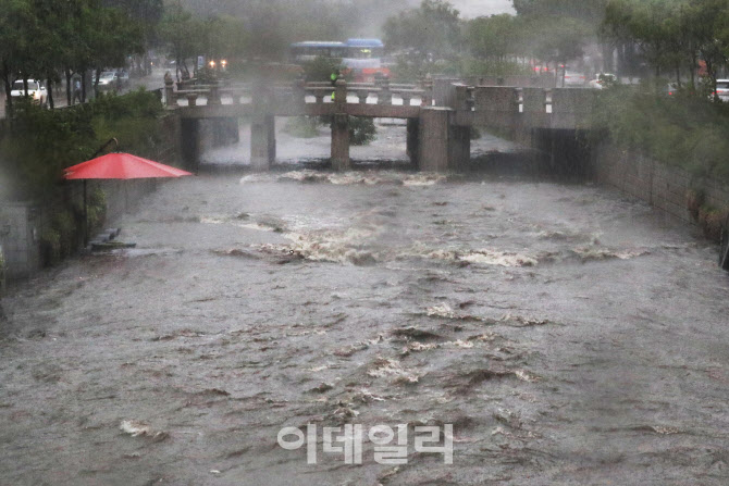 막바지 장마철 범람한 청계천                                                                                                                                                                       