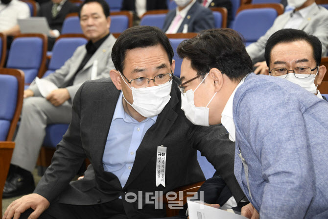 의원총회에서 이야기 나누는 주호영-김성원                                                                                                                                                          