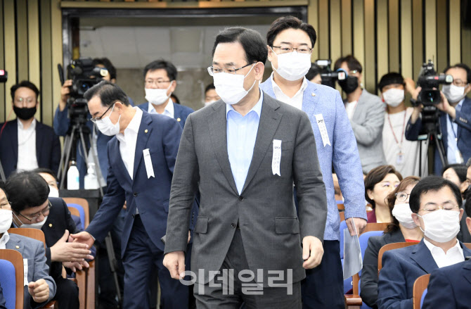 '미래통합당 의원총회' 입장하는 주호영                                                                                                                                                   