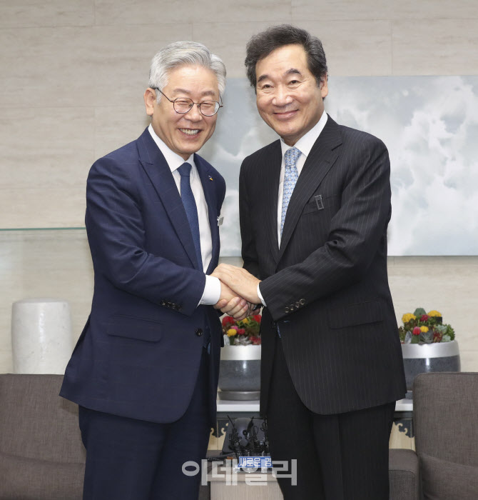 이낙연-이재명, 인사하는 여당 당권주자들                                                                                                                                                           